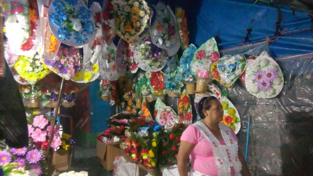 Comerciantes de flores ya están listos para este 2 de noviembre - Radio  Darío
