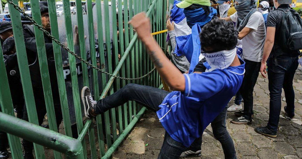 Estudiantes universitarios siendo reprimidos por Policía Nacional