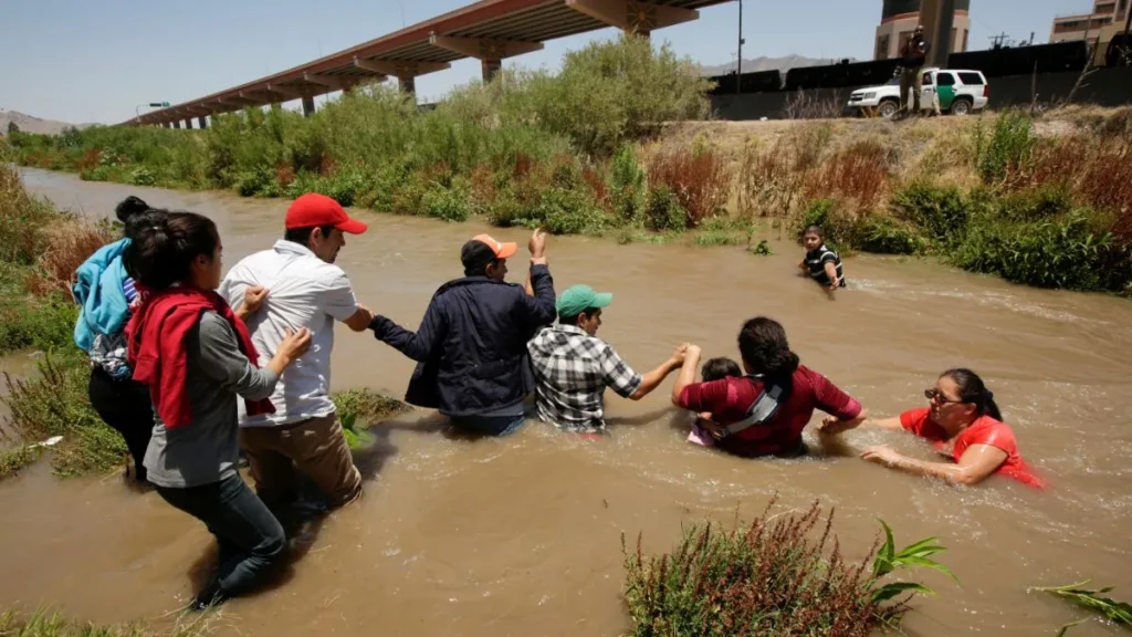 foto rescatan migrante se ahogaba rio bravo mientras padres observaban